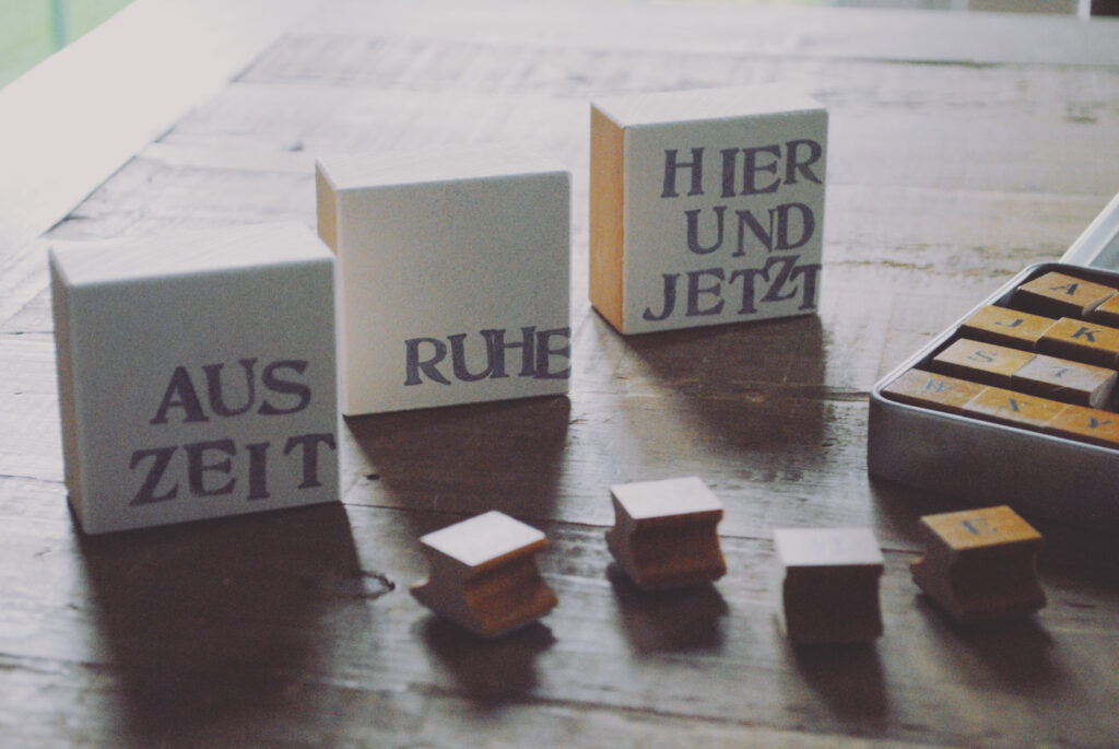 Abschließend fertigst du eine kleine Erinnerung an, nach Wunsch. Dieser Gegenstand wird dir ein Anker sein, um das erlebte Gefühl zu bewahren.