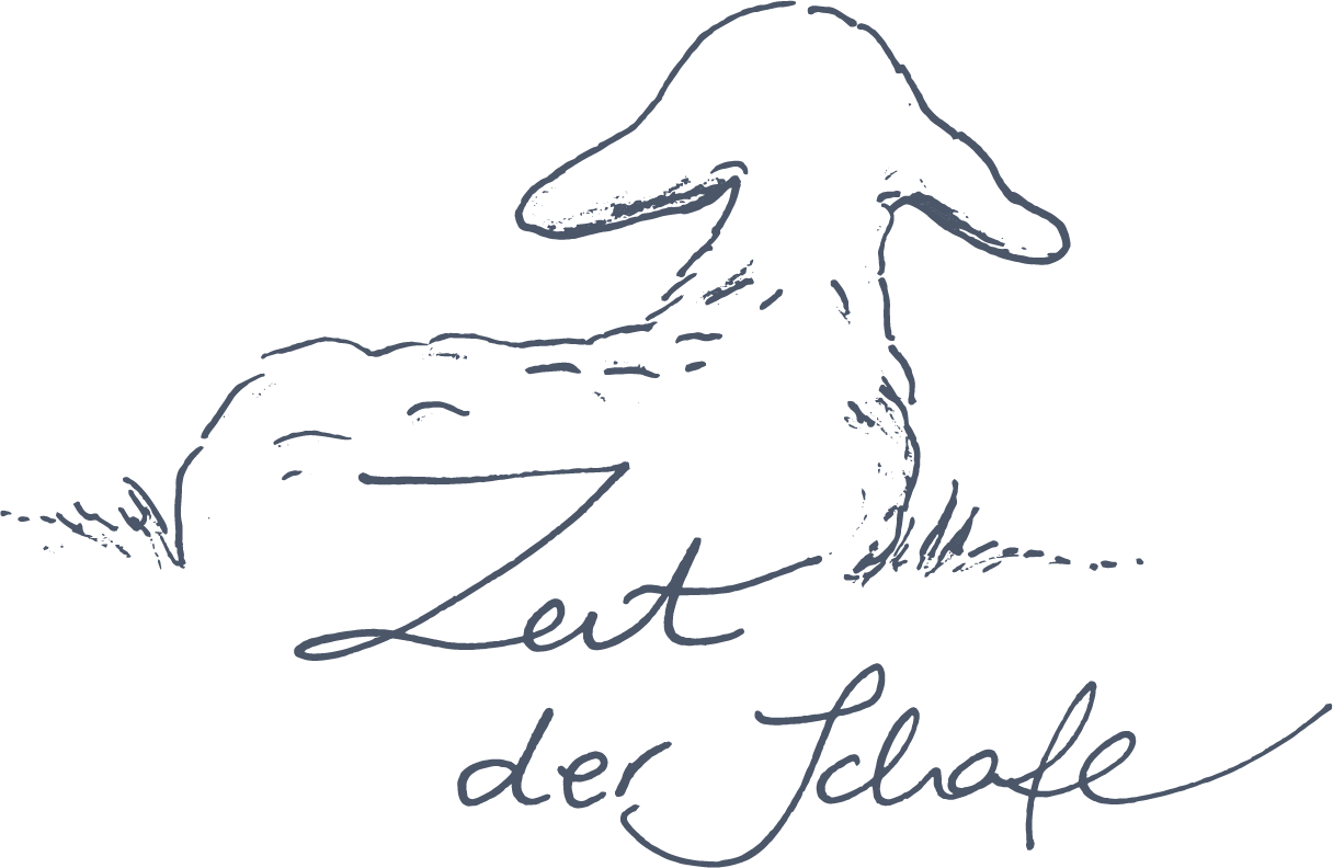 Eine einfache Strichzeichnung eines Schafs, das mit dem Rücken zum Betrachter liegt. Sein Ruheplatz ist von Gras umgeben. Unter dem Schaf sind in Schreibschrift die Worte „Zeit der Schafe“ geschrieben.